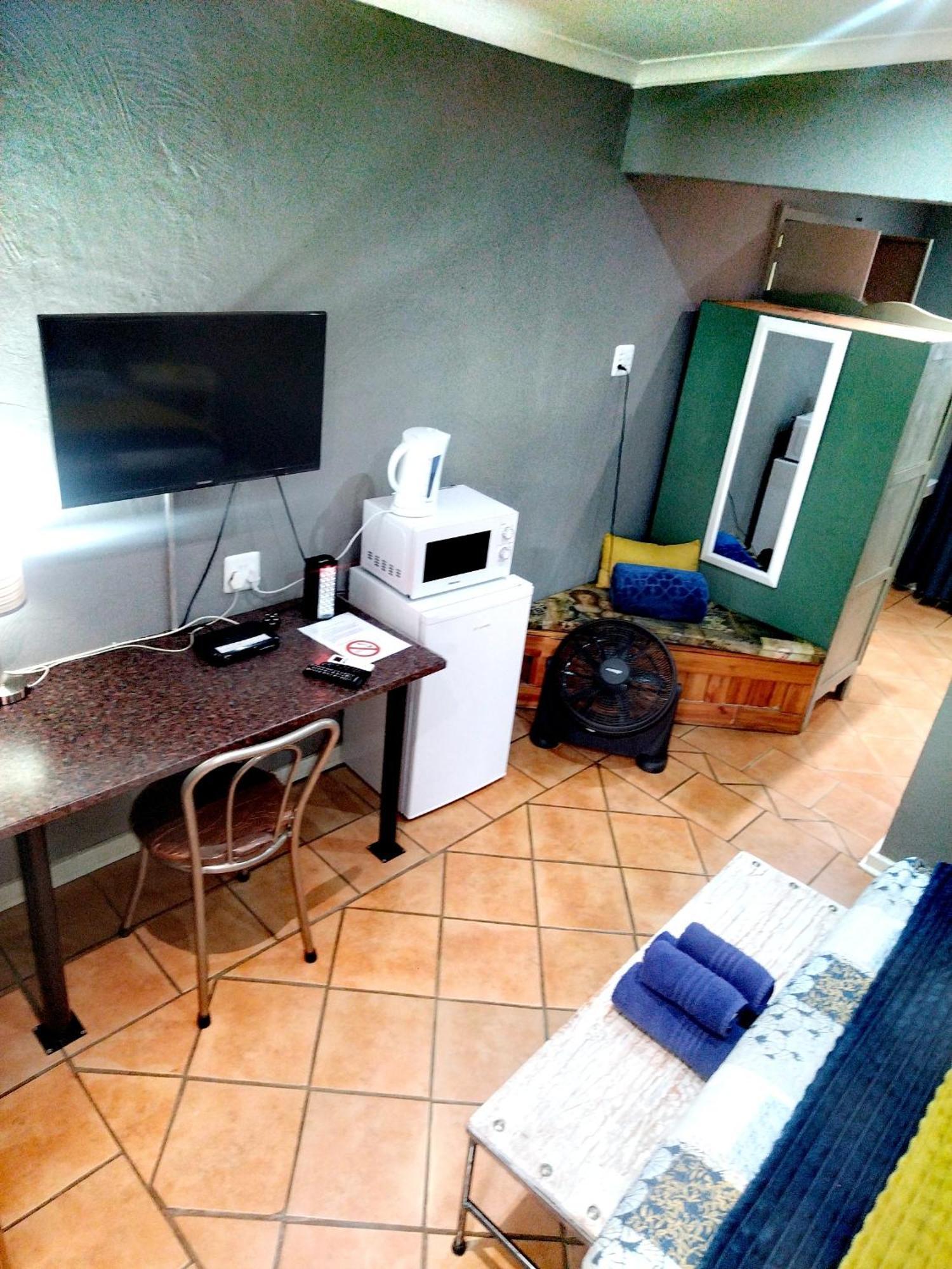 Africas Eden Guesthouse Mookgophong エクステリア 写真